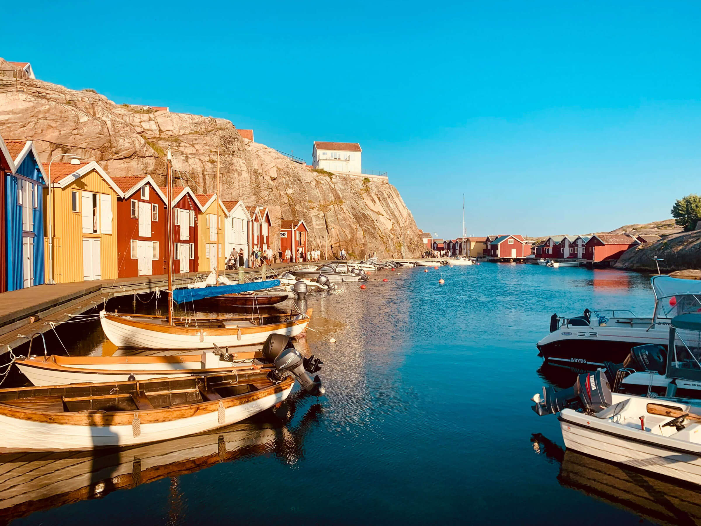 Foto på småbåtar i göteborg skärgård.