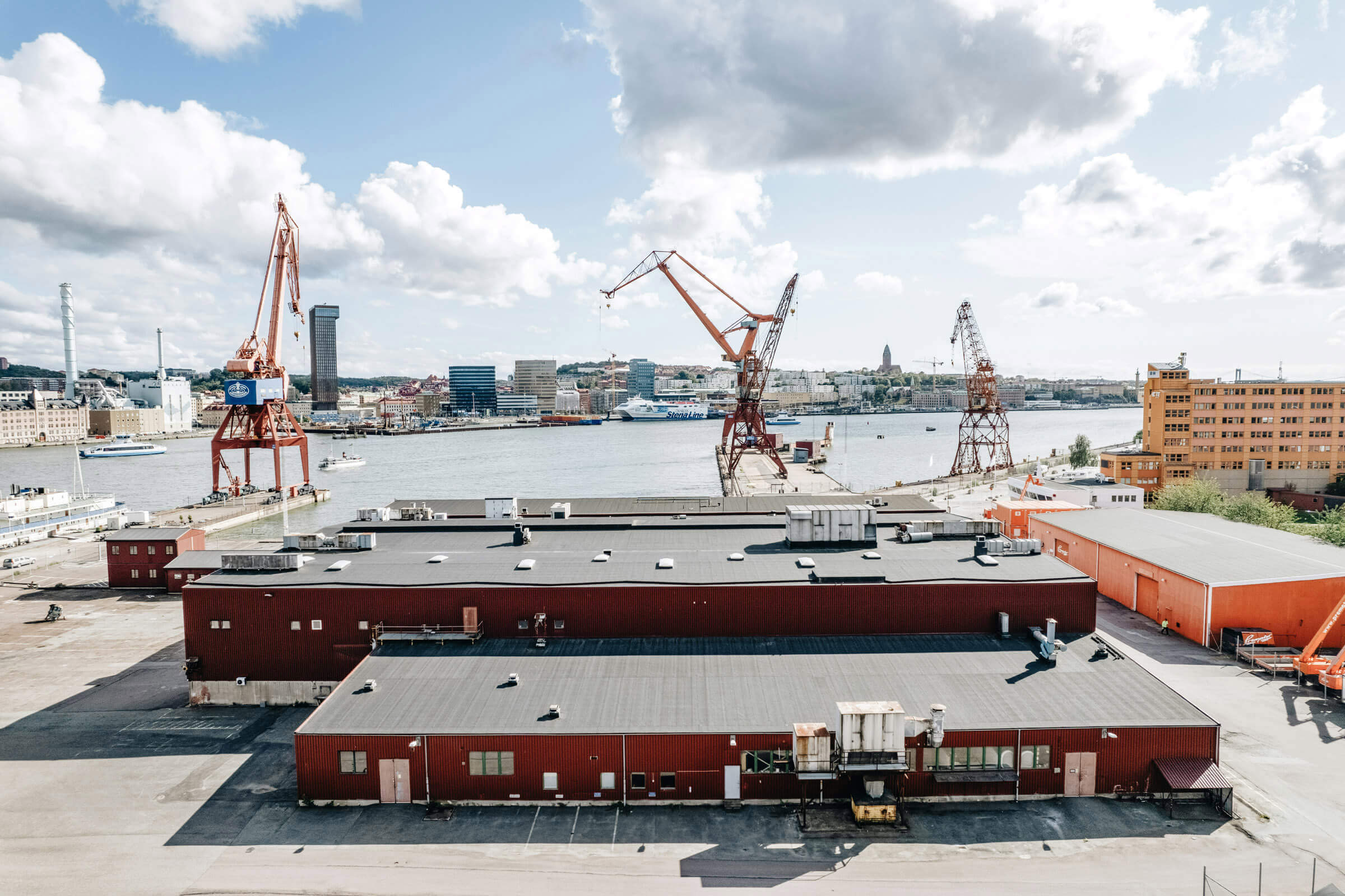 Fotografering med drönare över Göteborgs hamn.