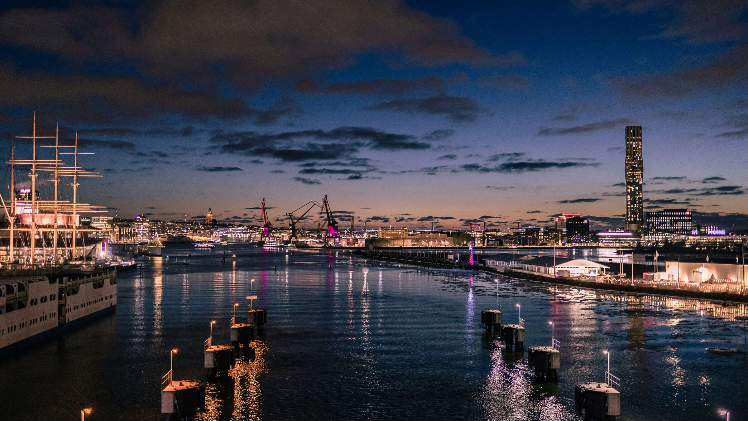 Fotograf tar bild på Göteborg hamn.
