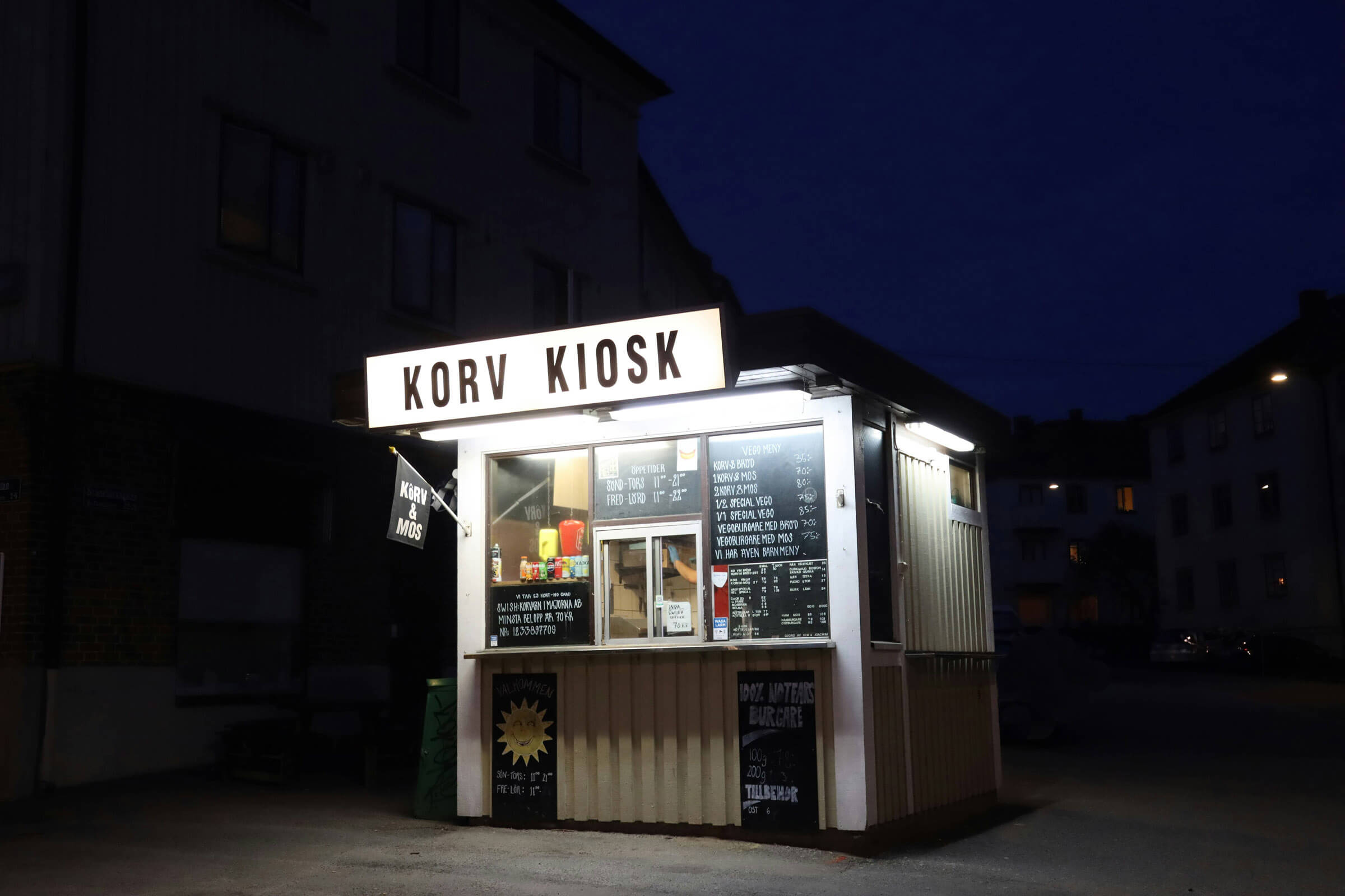 Fotograf tar bild på korvkiosk i Göteborg.