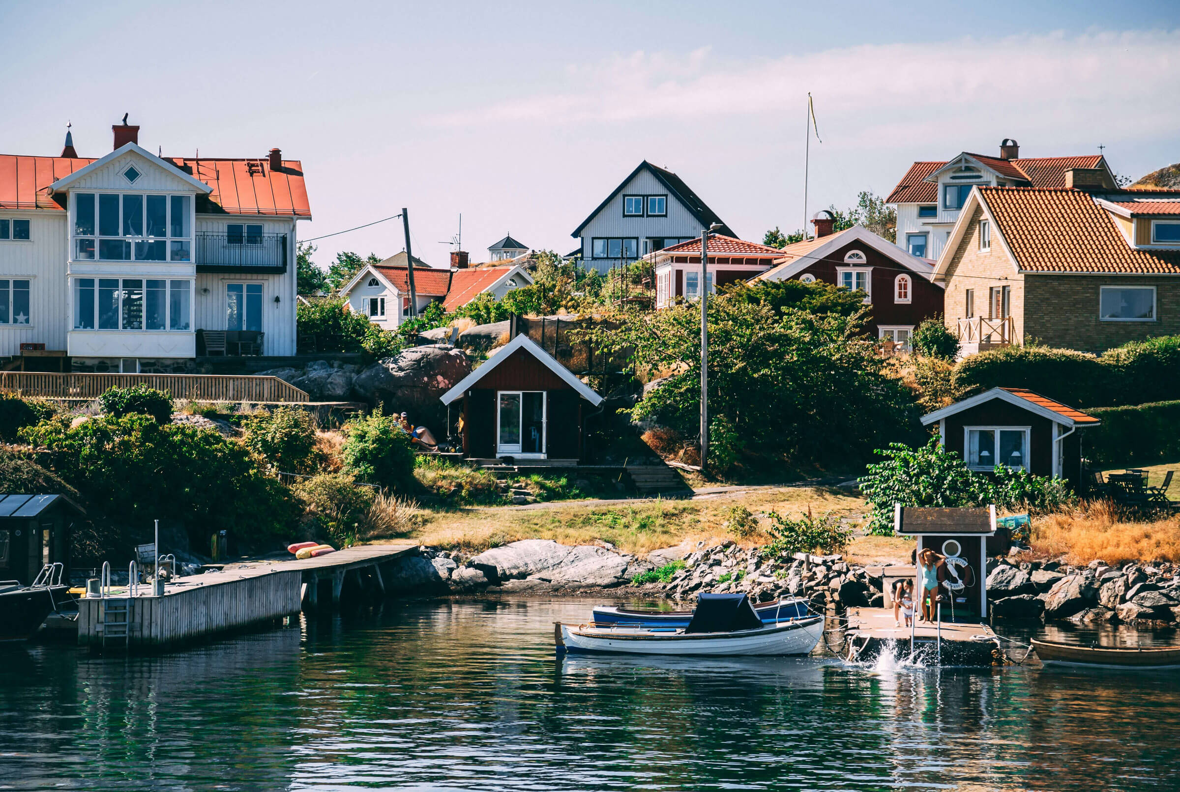 fotograf tar bild på hus i Göteborgs skärgård.