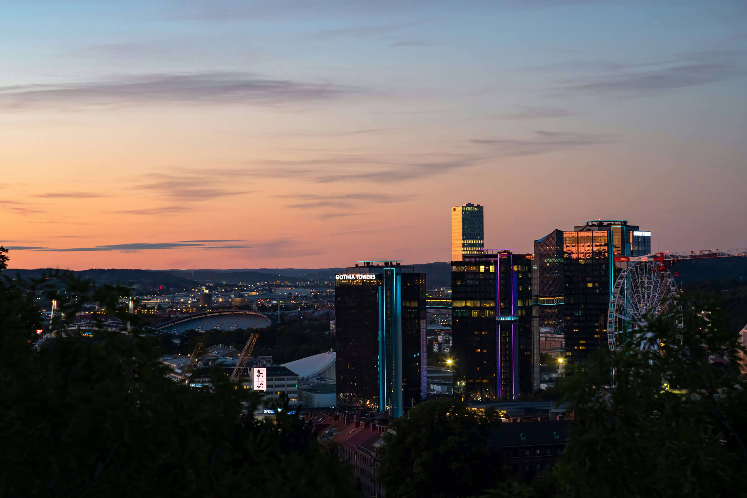 Fotografering av Gothia Towers under skymning.